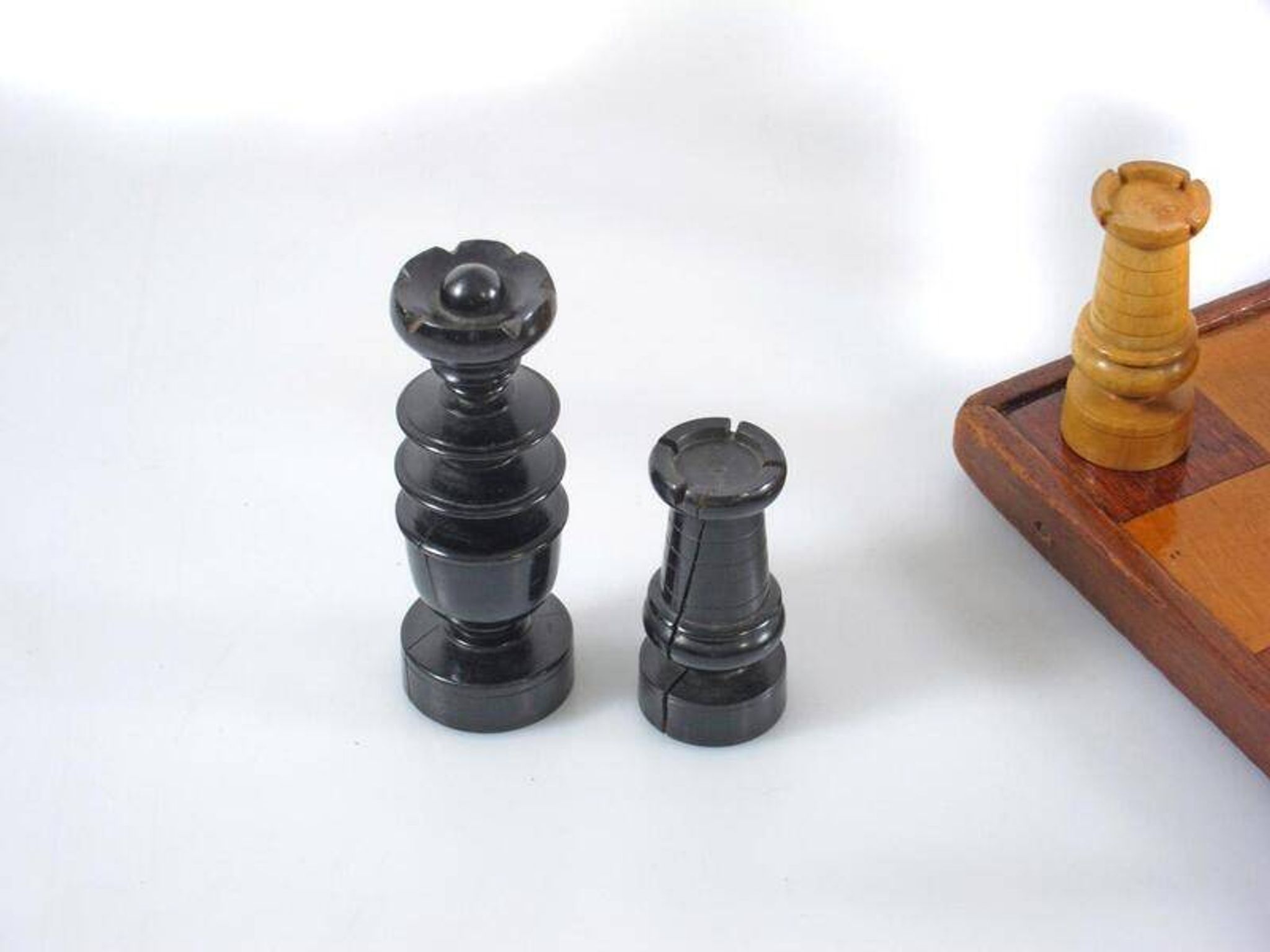 Ensemble d'échecs en bois ancien et plateau