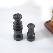 Ensemble d'échecs en bois ancien et plateau