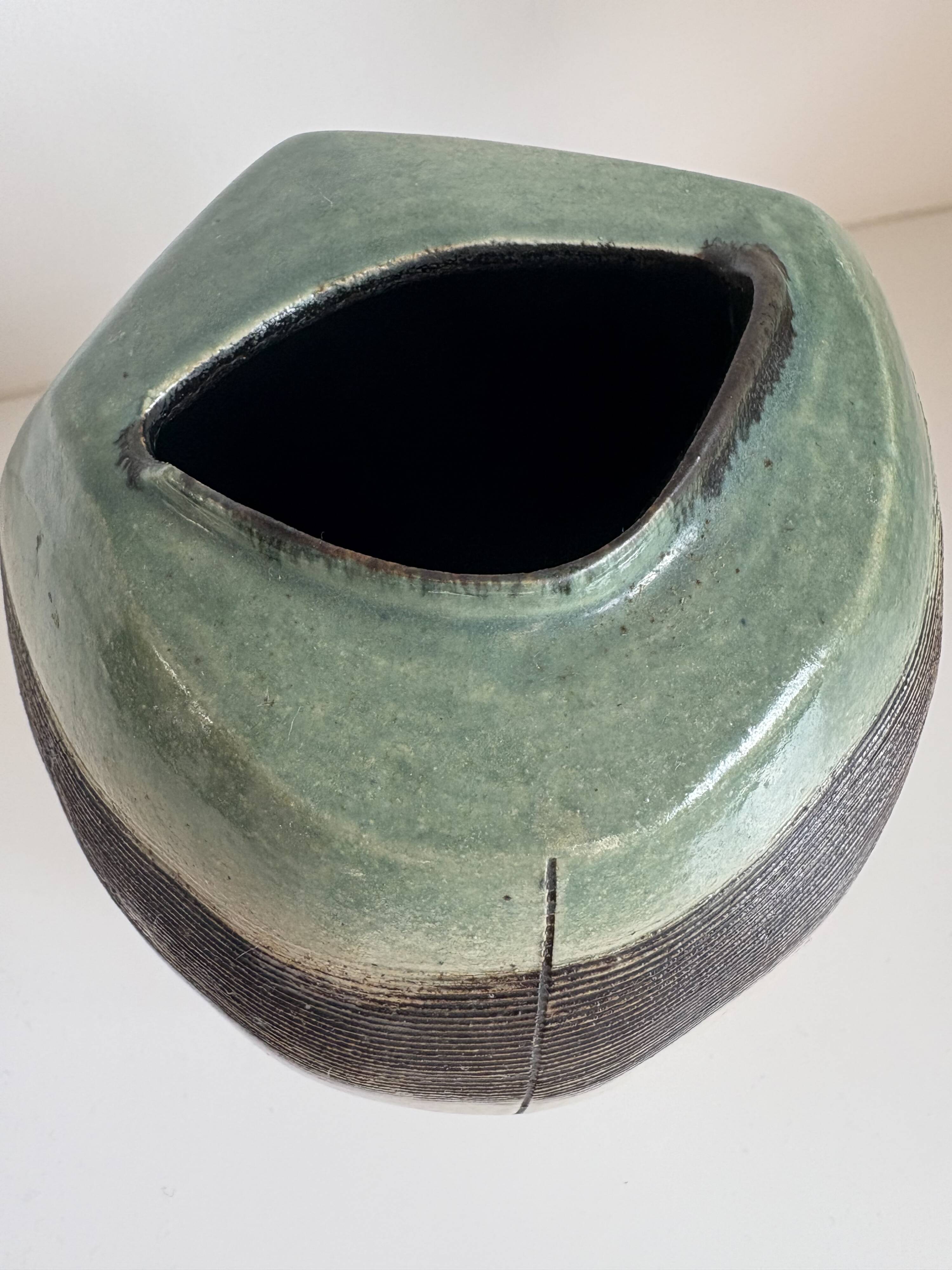 Vase céramique émaillée signé