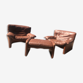 Paire de fauteuils italiens avec ottoman en cuir cognac années 80