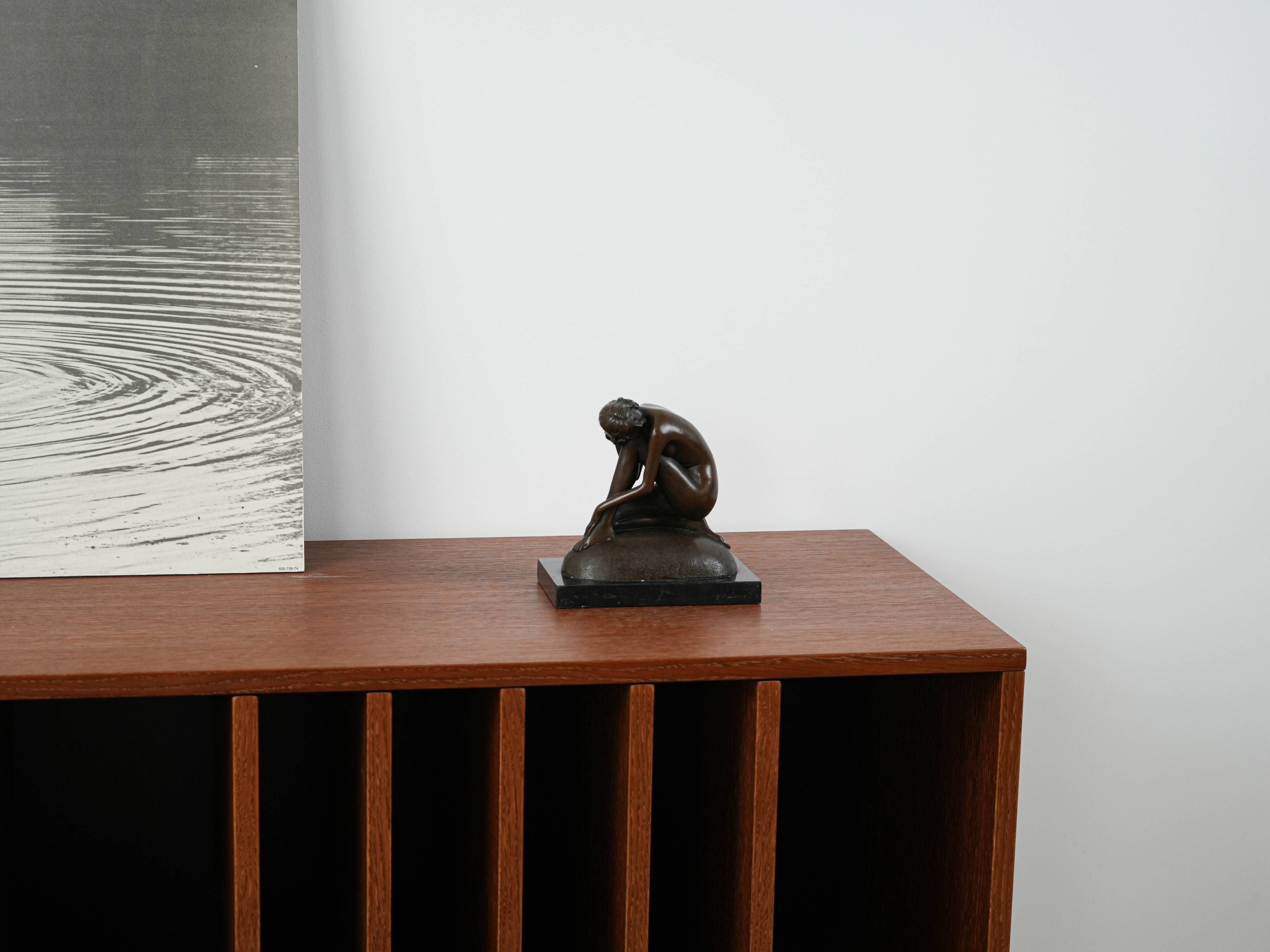 Art Deco female nude figurine – bronze-toned sculpture on geometric base, 1920s/1930s