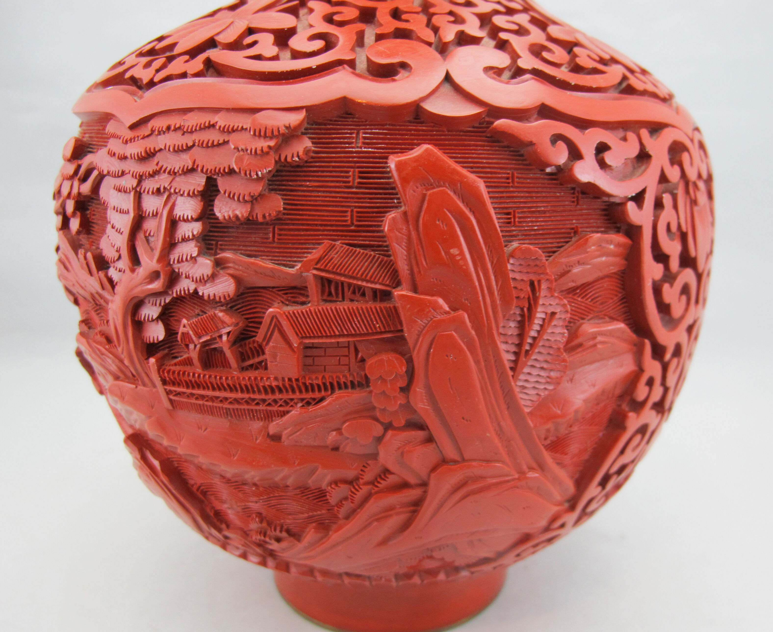 Chinese vase in red lacquer