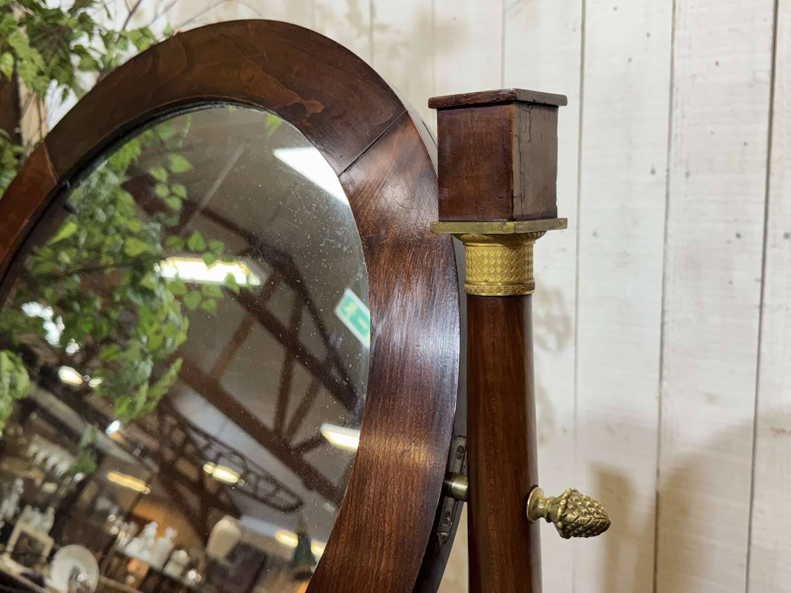 Empire hairdresser from the 19th century in mahogany with a marble top.