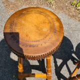 4 anciens tabourets en cuir et bois