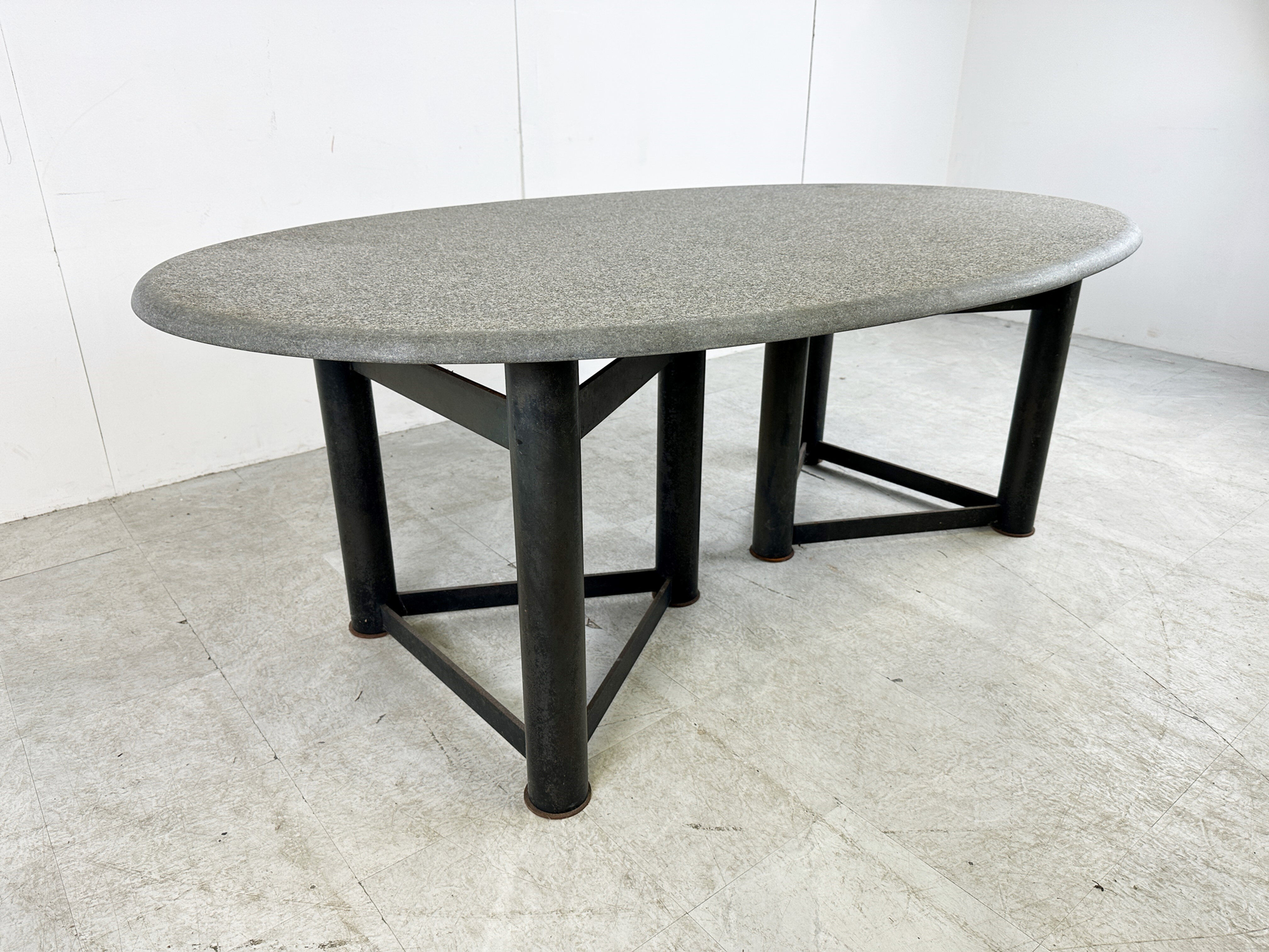 Table à manger ovale dans le style de Jan Vlug, années 1970.