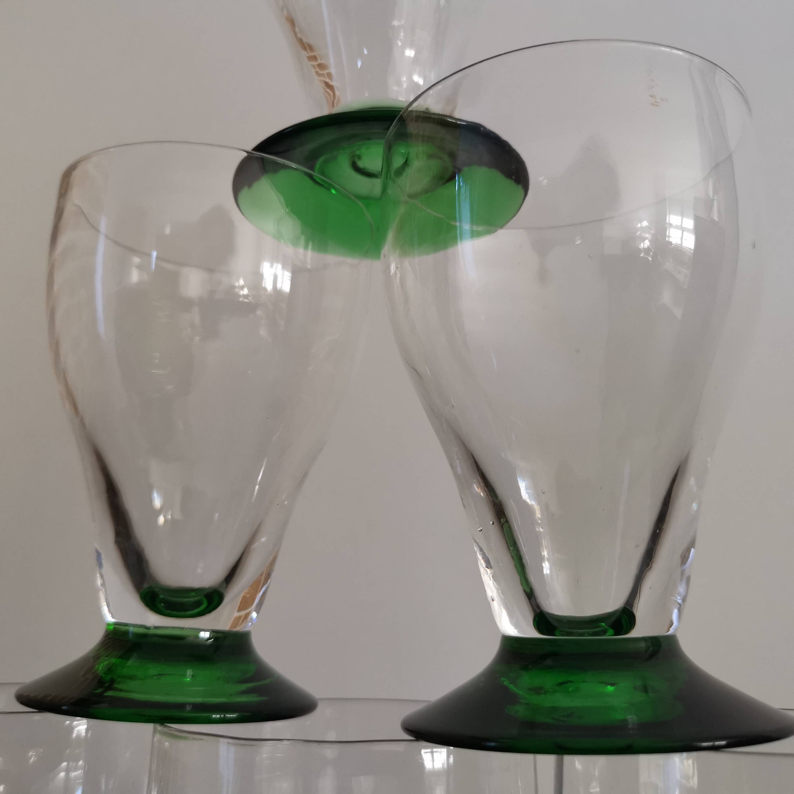 6 OLD COLORED GREEN STEMMED GLASSES FROM THE 1930S