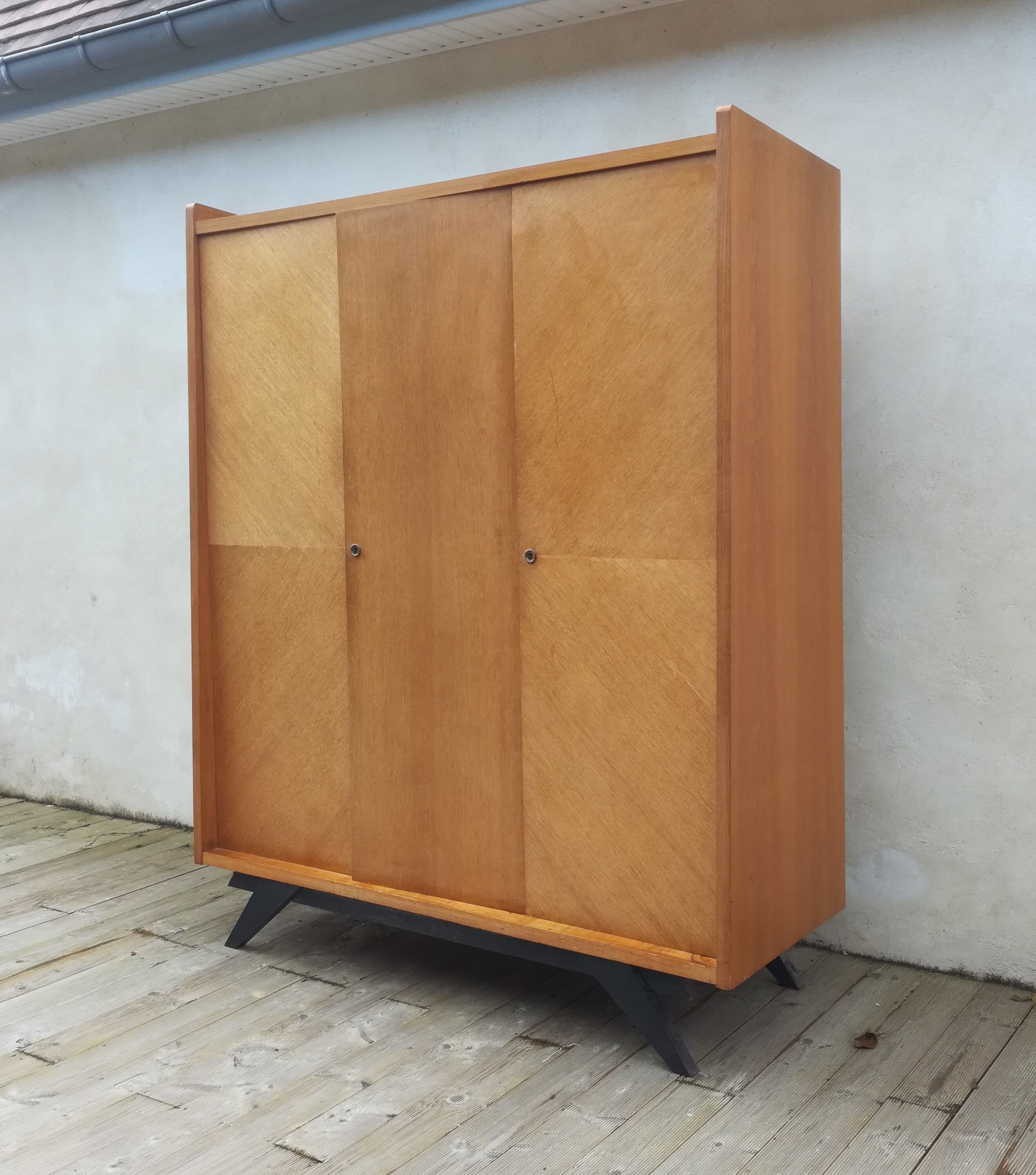 Compass foot cabinet