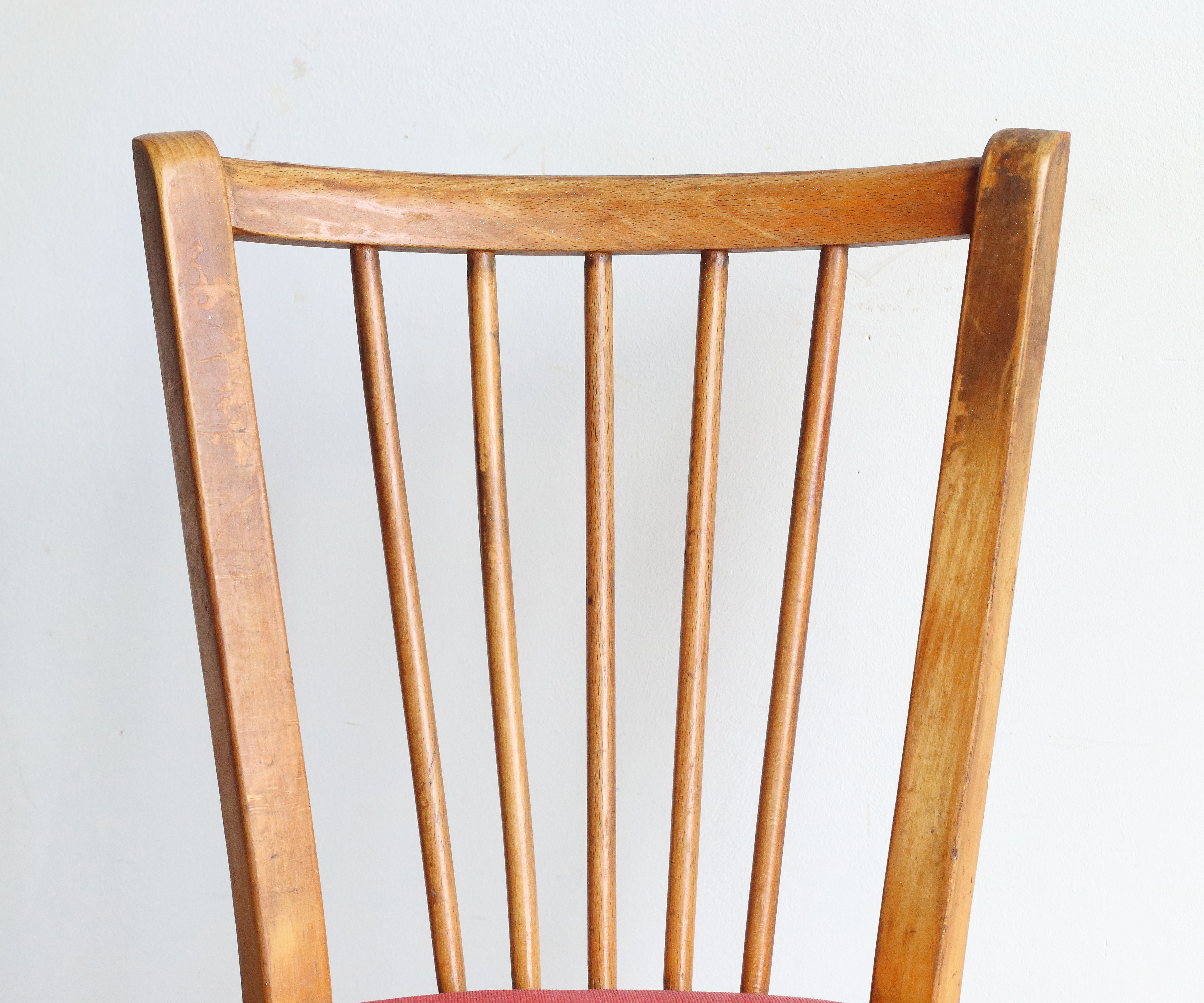 Chaise bistrot années 50 en bois et simili cuir rouge