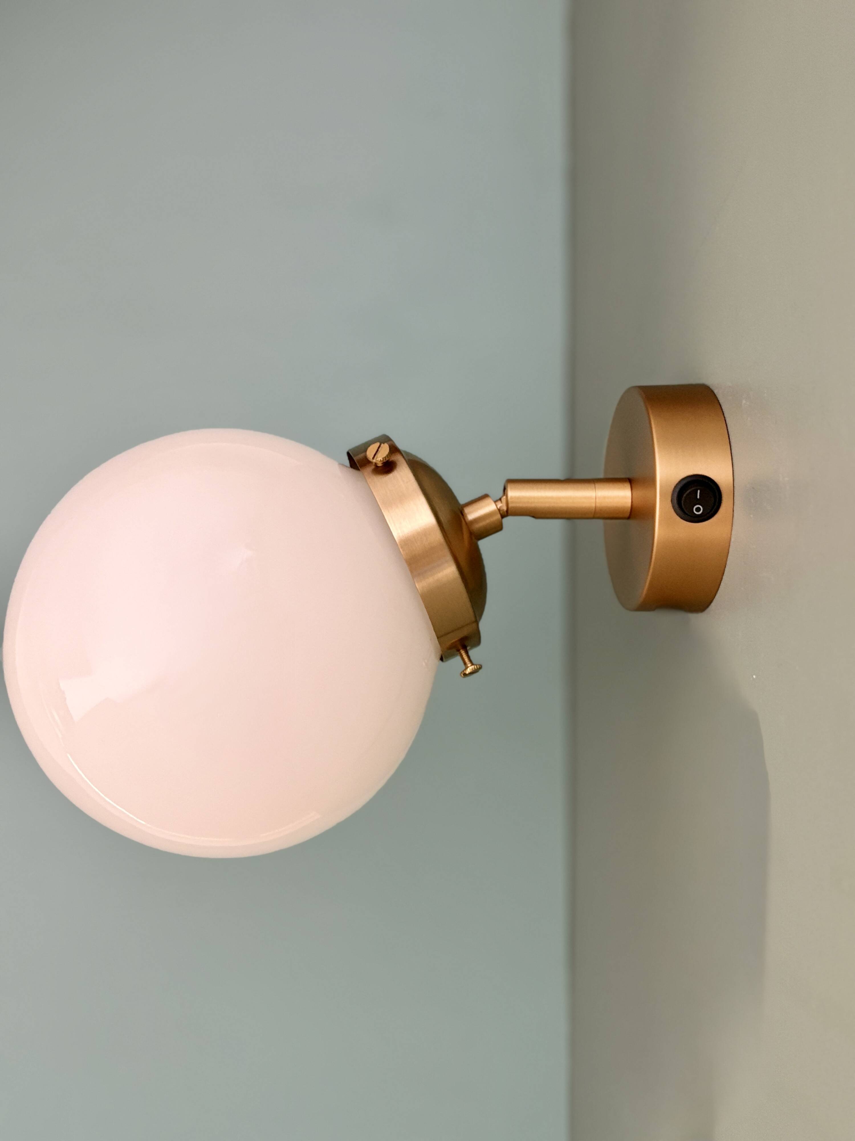 Applique globe vintage en opaline blanche