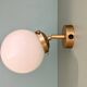 Applique globe vintage en opaline blanche