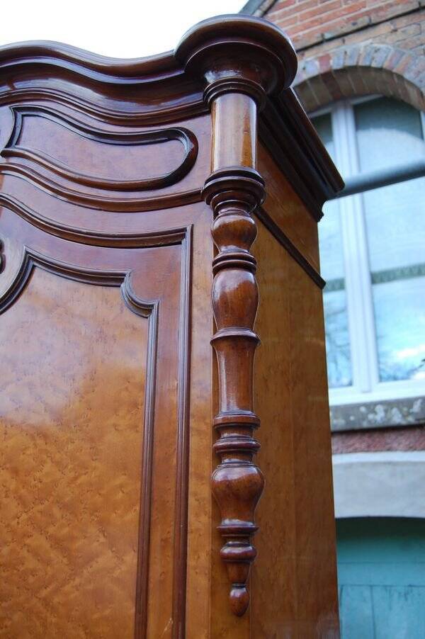 Napoleon III two-body buffet in mottled maple from the 19th century.