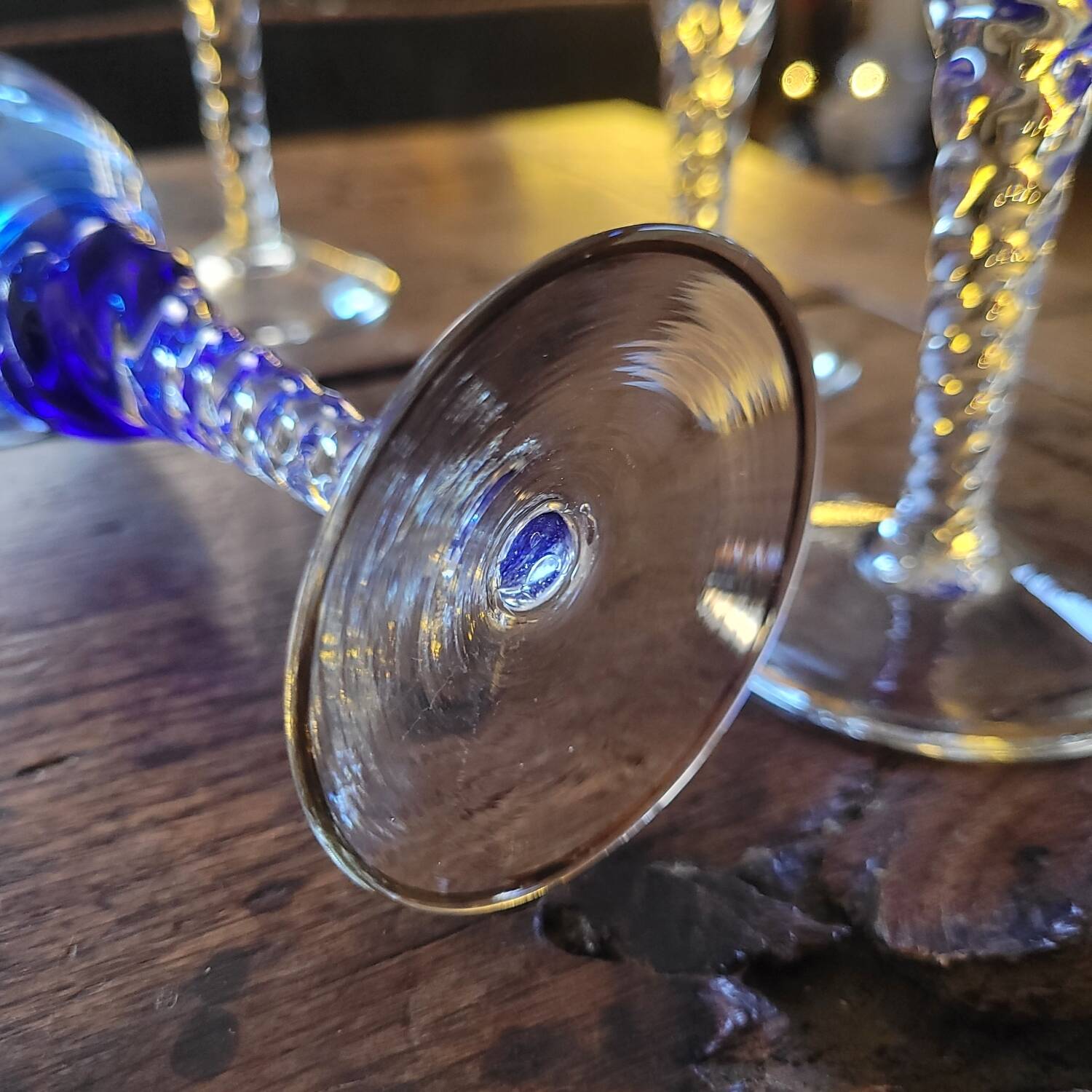 6 verres à pied d'art, bleu cobalt émaillé et doré