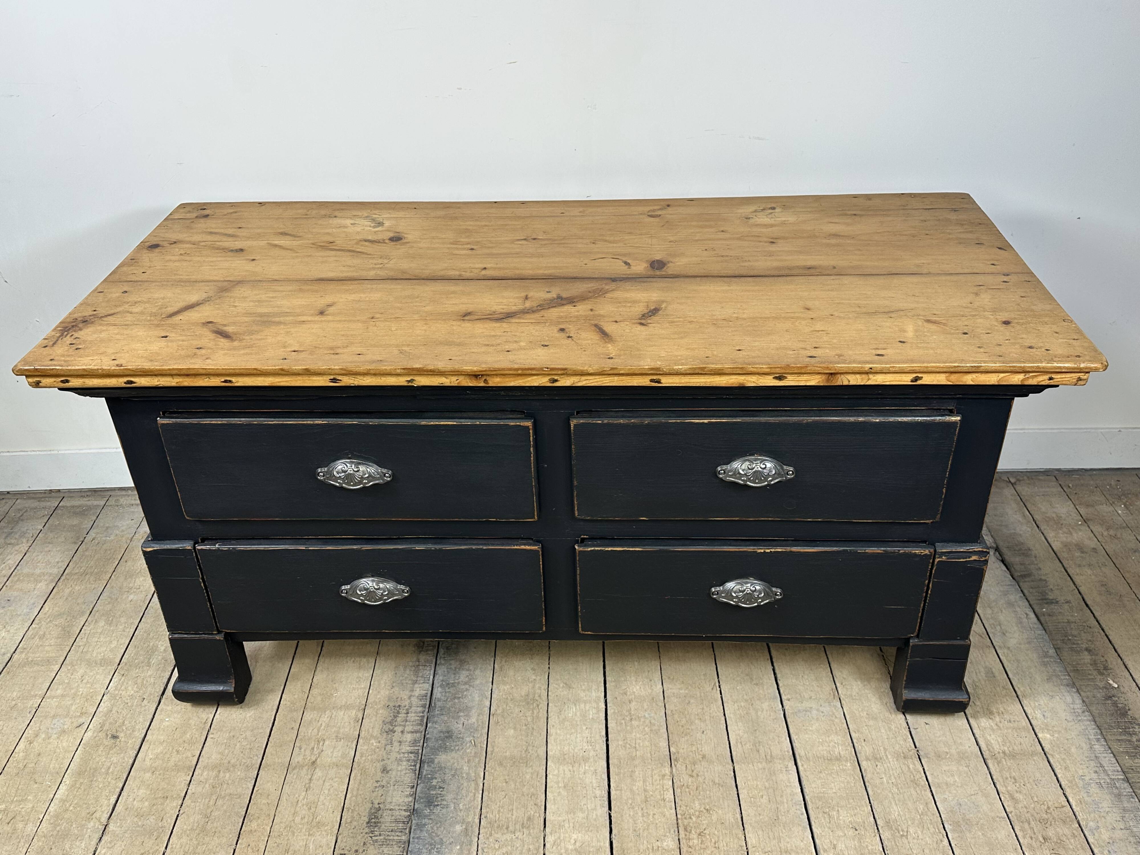 Low commode in pine and dark grey patina from the early 20th century.