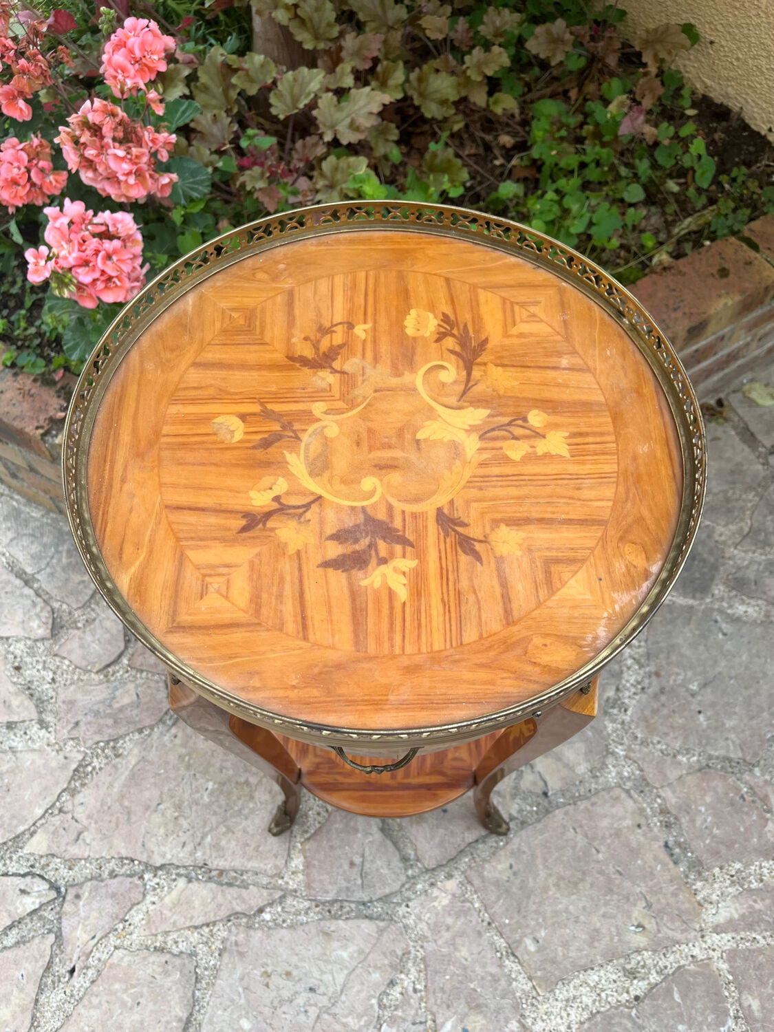 Marquetry pedestal table