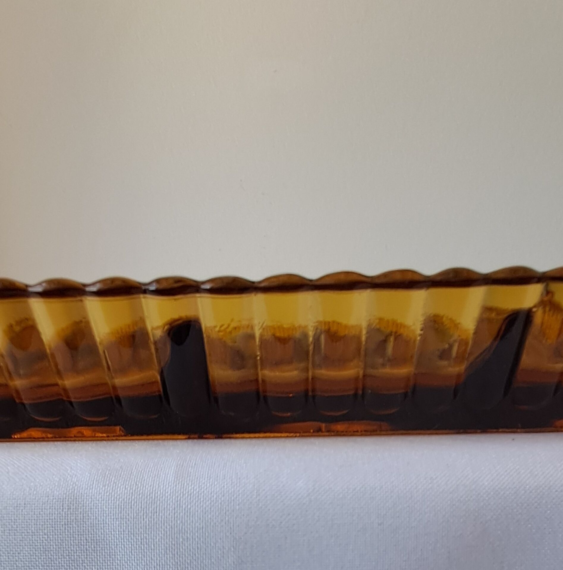 Plateau à compartiments. Verre ambré.  Années 70