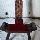 Ancienne chaise brutaliste pieds tripodes en bois sculpté & tissu rouge