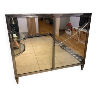 Professional piece of furniture entirely mirrored.
