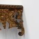 Console murale dorée et sculptée de style baroque italien du XXe siècle