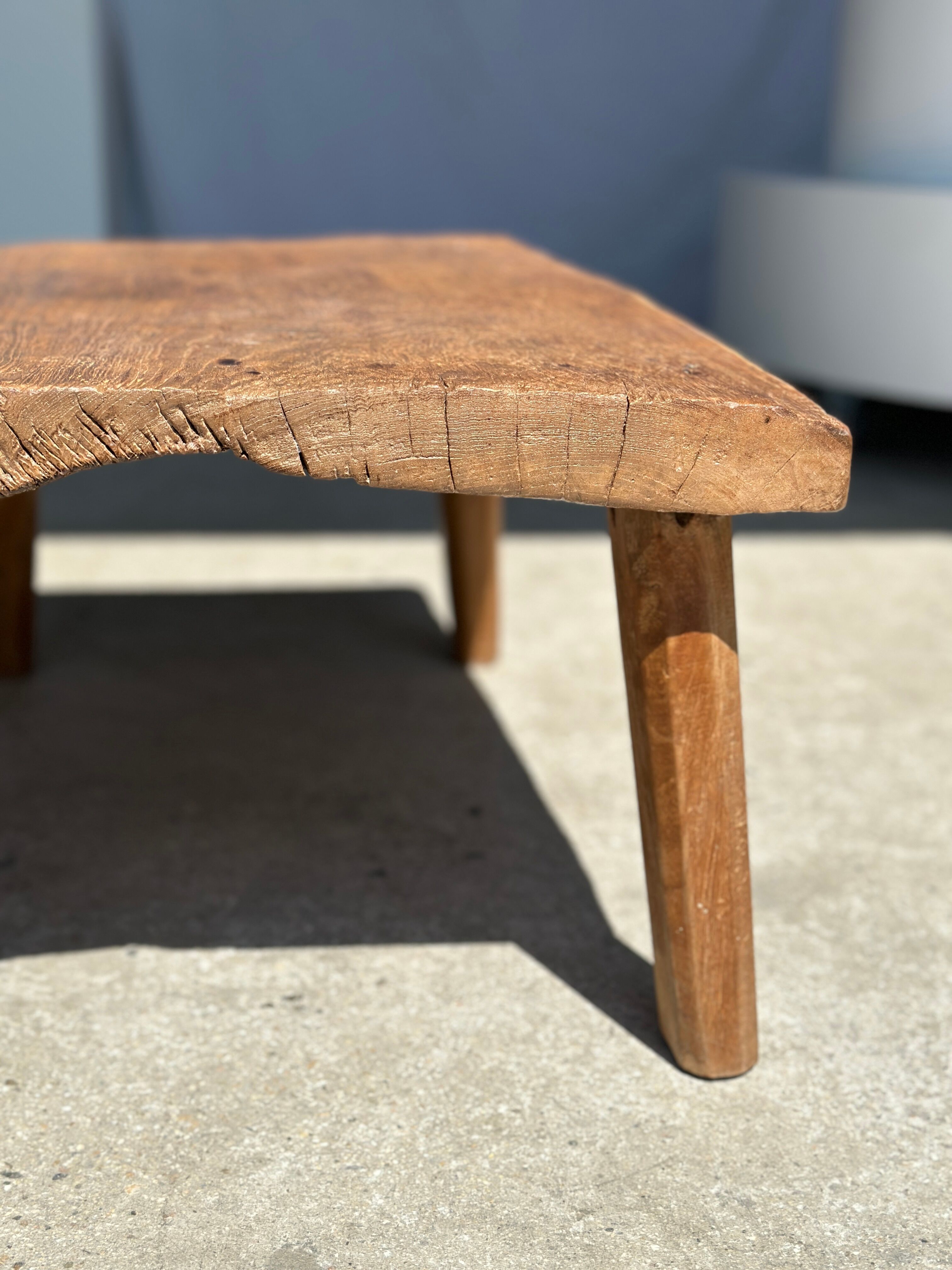 Coffee table in blond teak quadripod