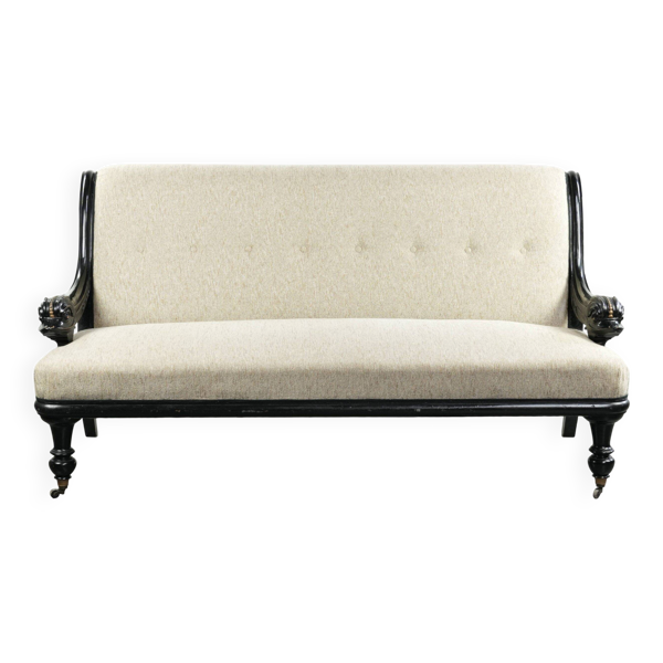 Sofa français du 19ème siècle de style Empire avec accoudoirs détaillés.