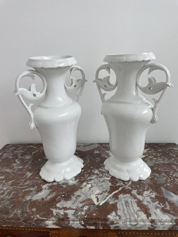 Paire de grands vases d’église XIXe en porcelaine de Paris blanche peinte