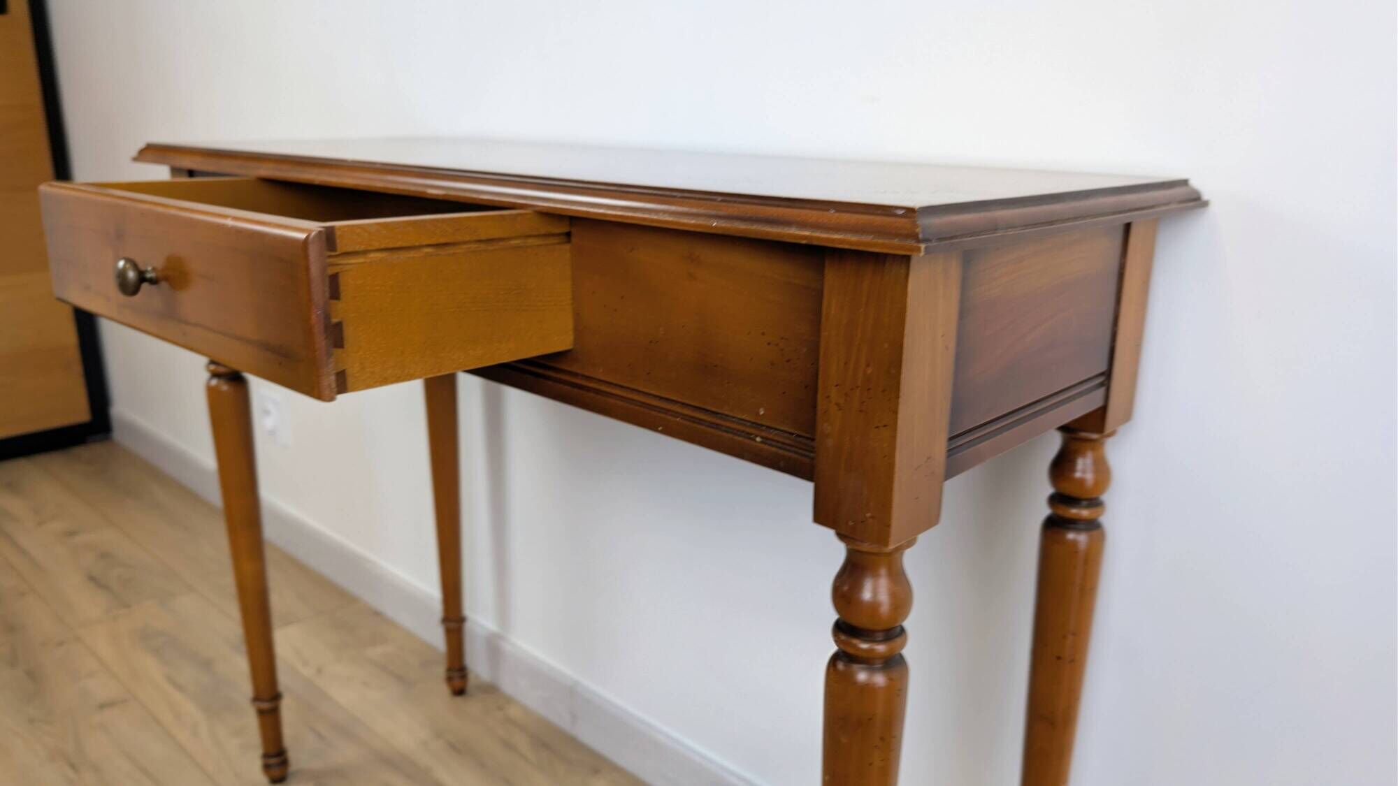 Console in cherry wood with turned legs and drawer – classic charm