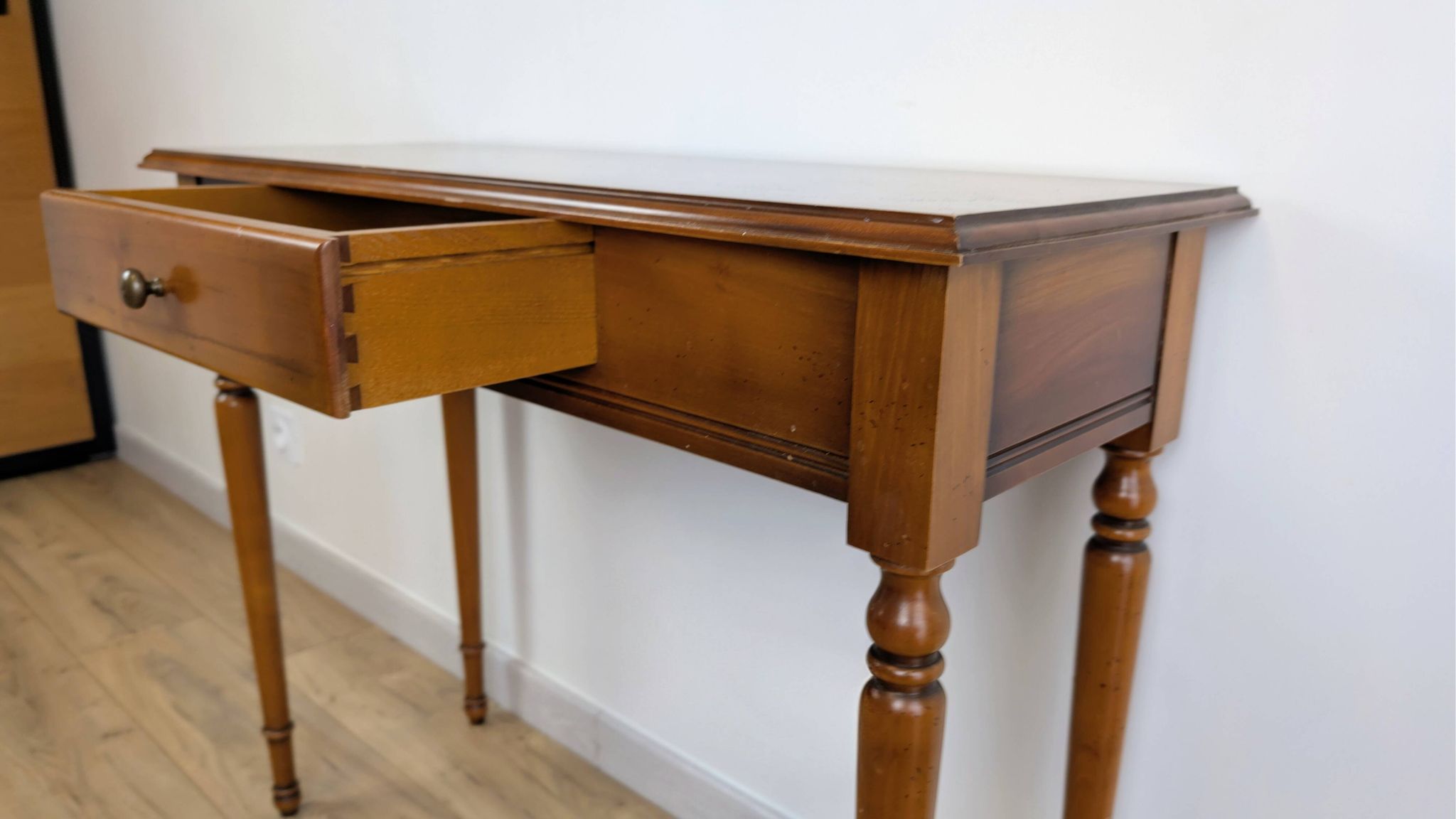 Console en merisier aux pieds tournés et tiroir – charme classique
