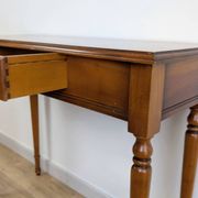 Console en merisier aux pieds tournés et tiroir – charme classique