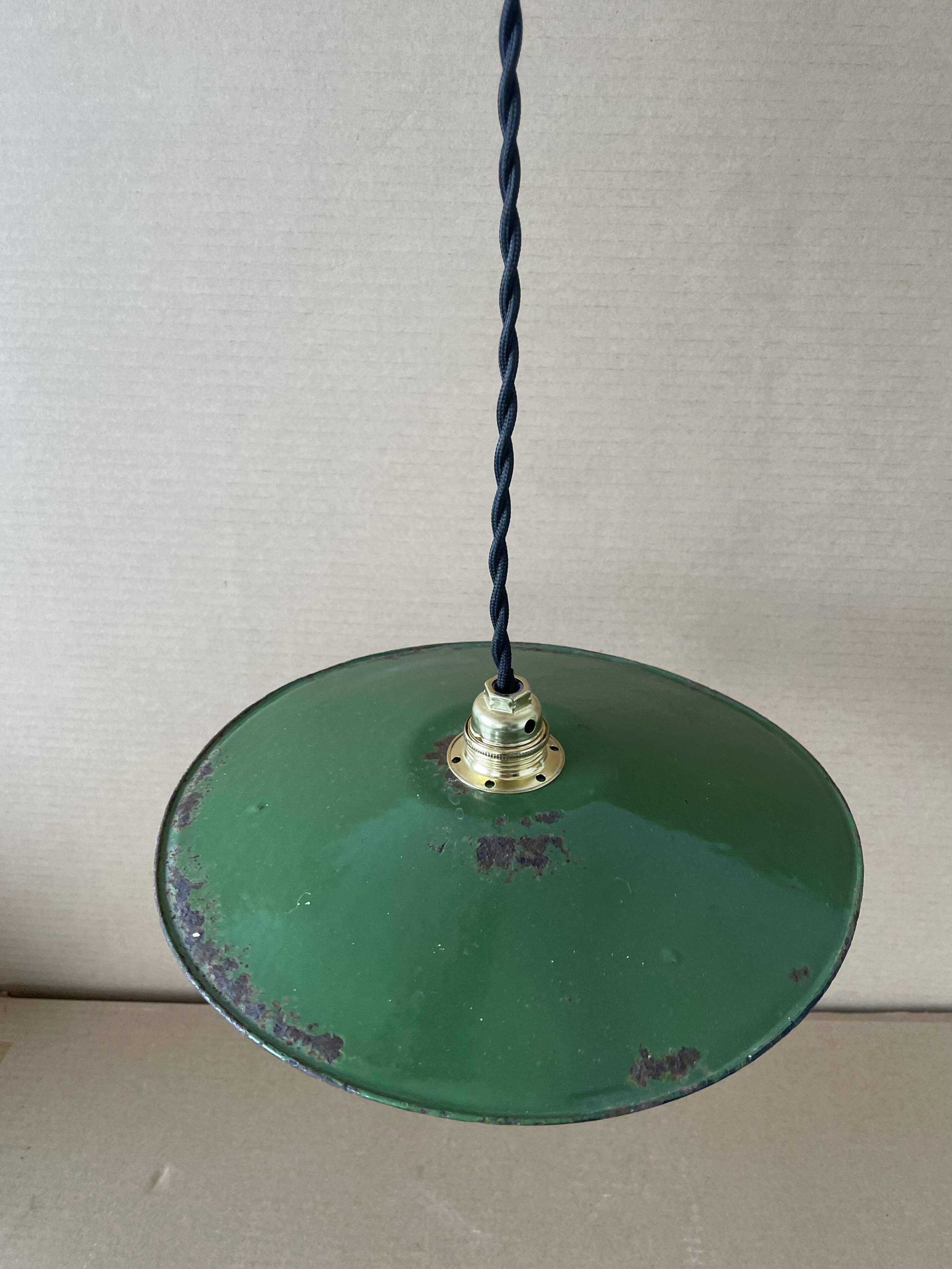 Workshop suspension in old enamelled sheet metal