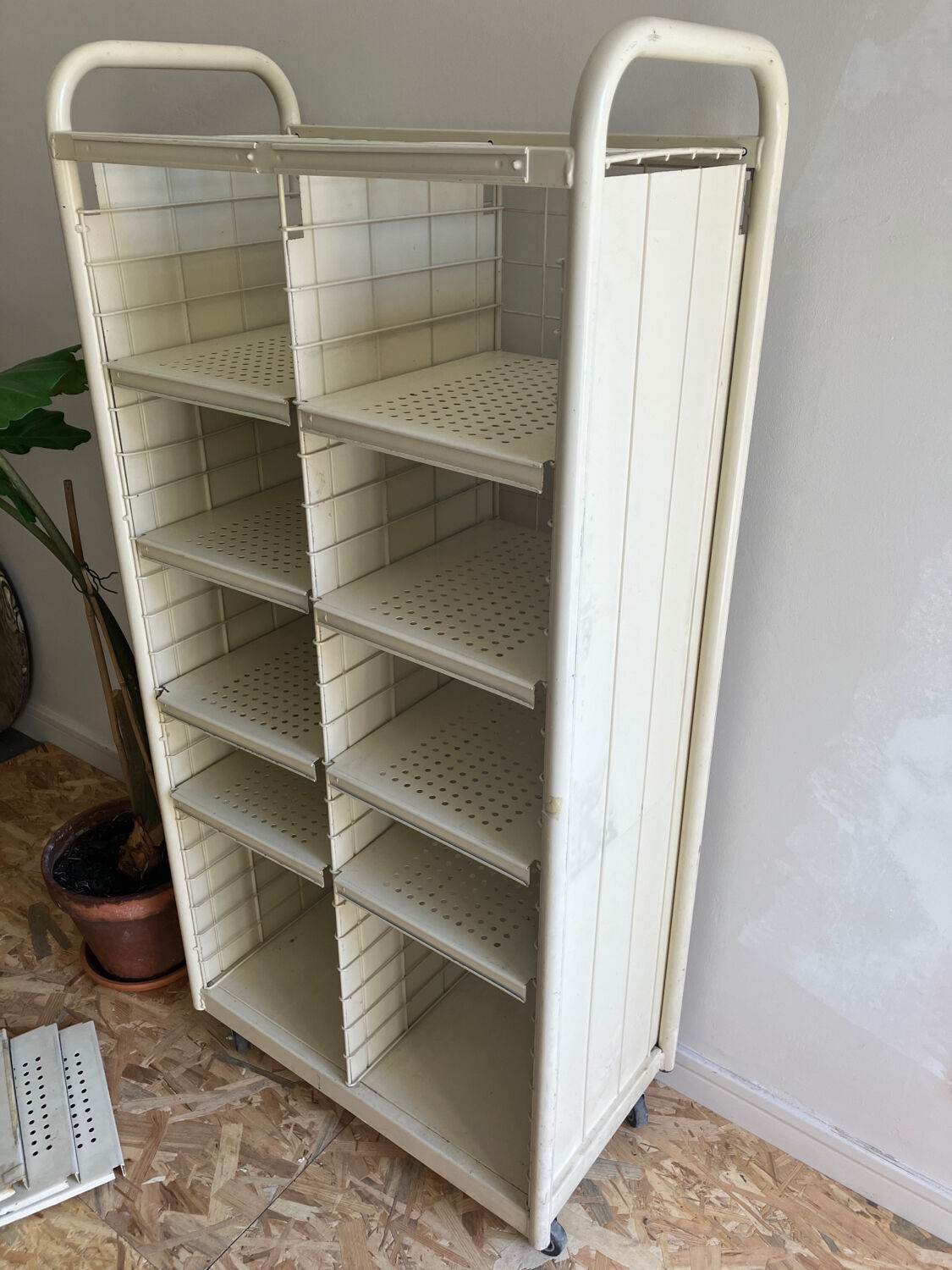 Shelf cabinet postal sorting