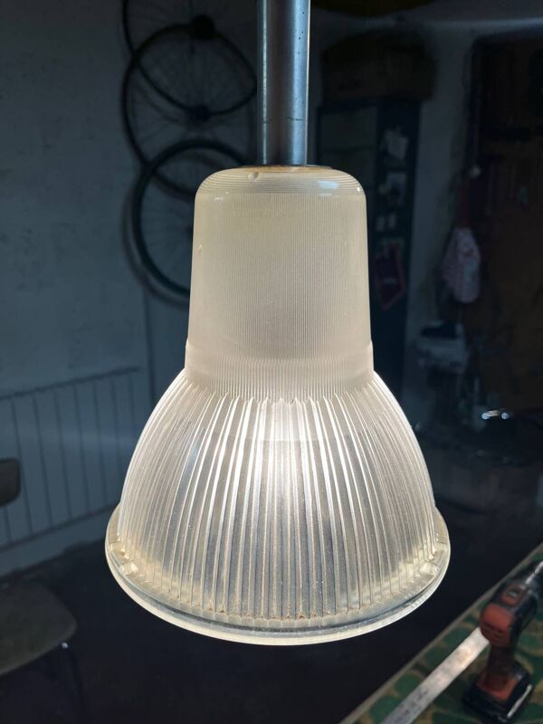 2 suspensions en verre Holophane 1950