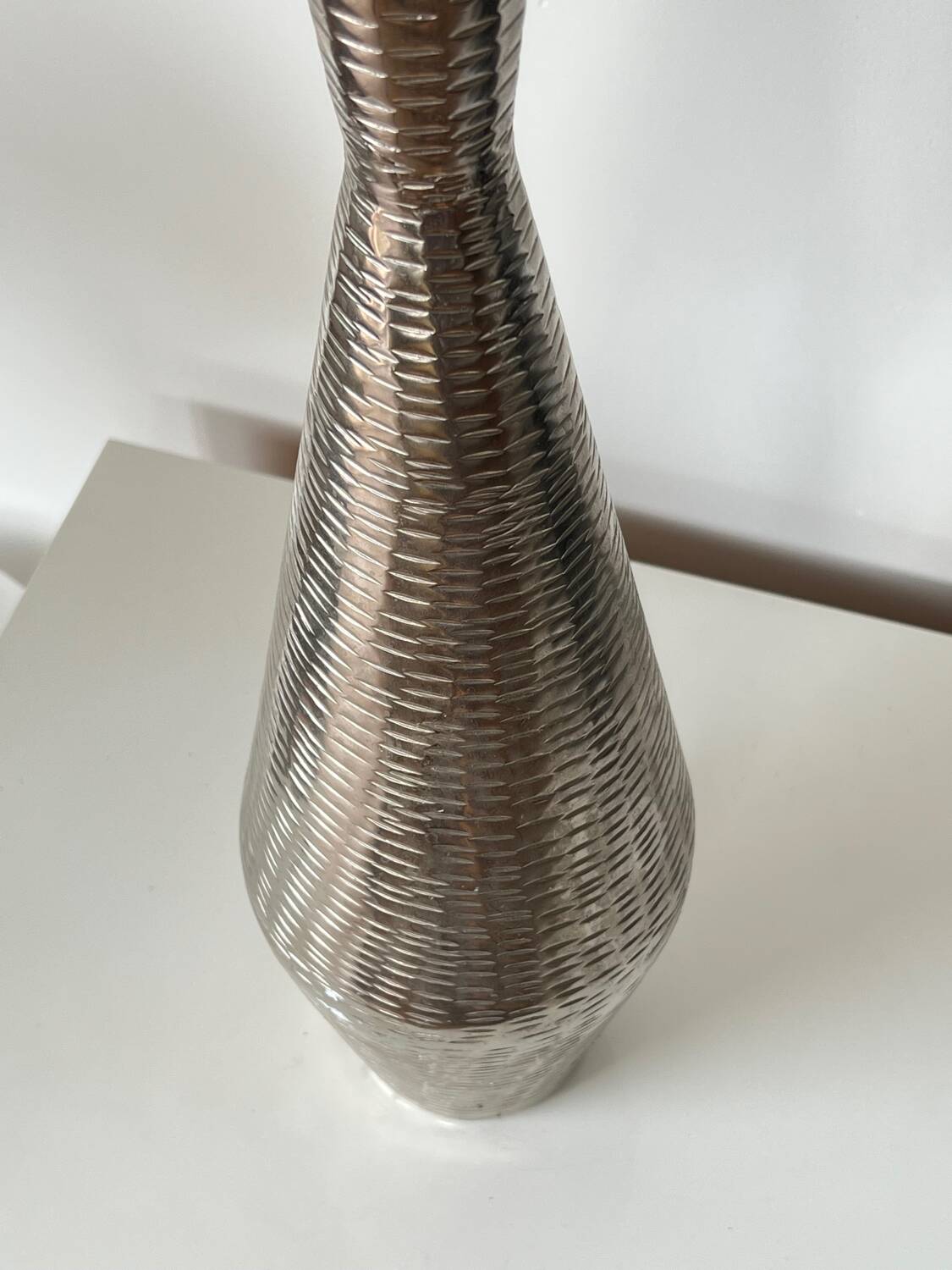 Vase losange en métal griffé argenté