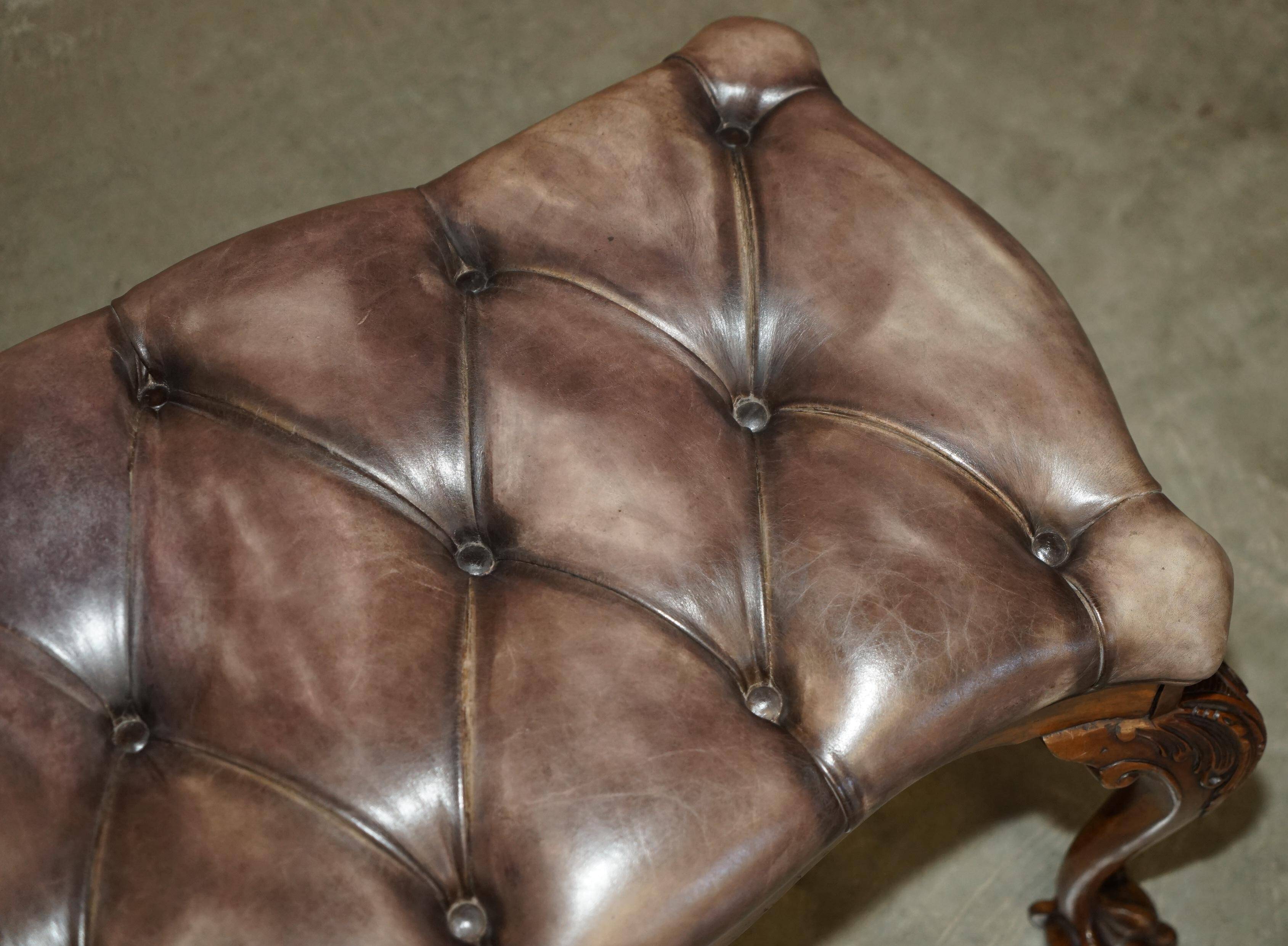 Banc ancien en cuir et noyer burr, style victorien