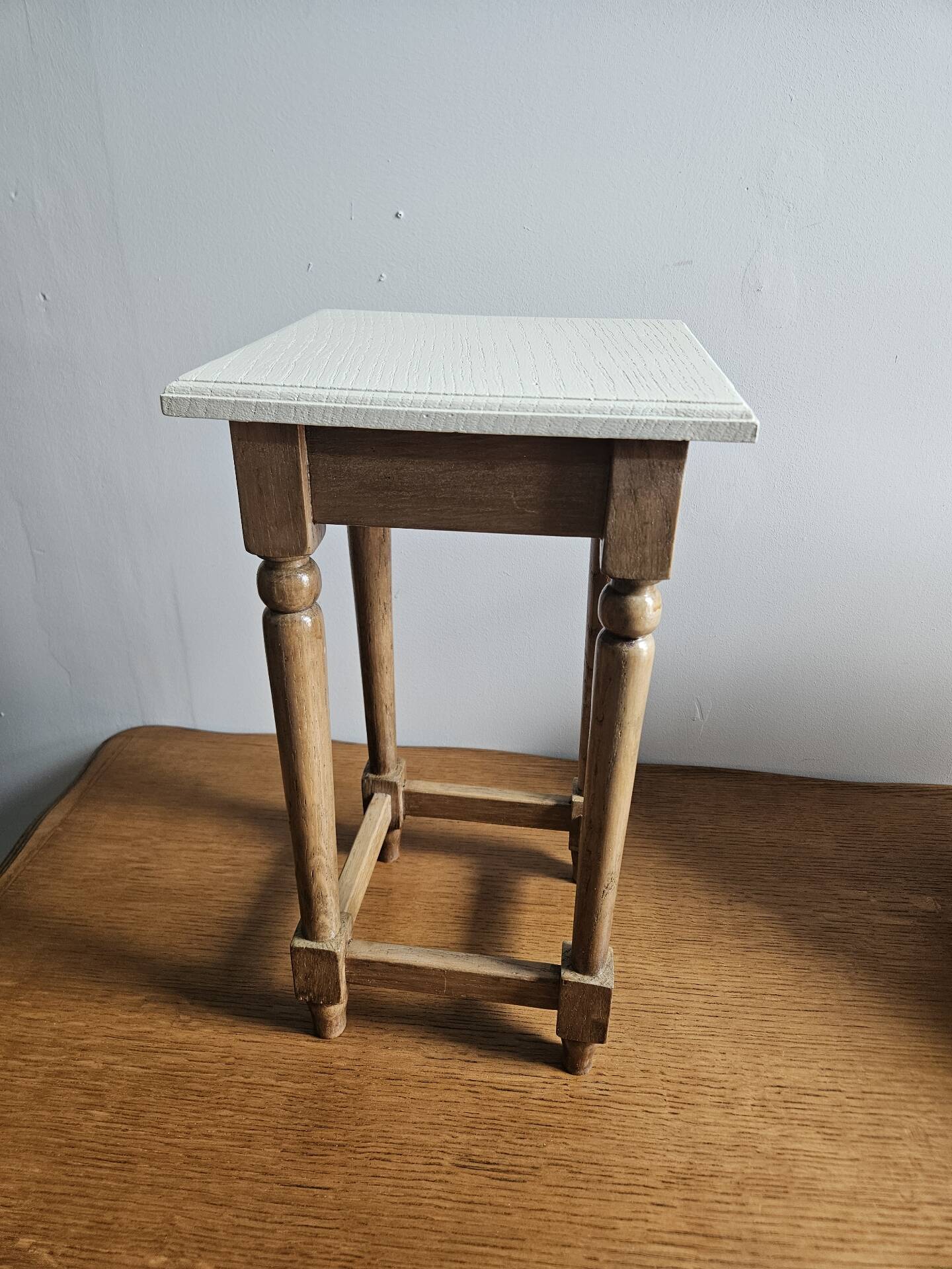 Tabouret ancien en bois brut et blanc cassé
