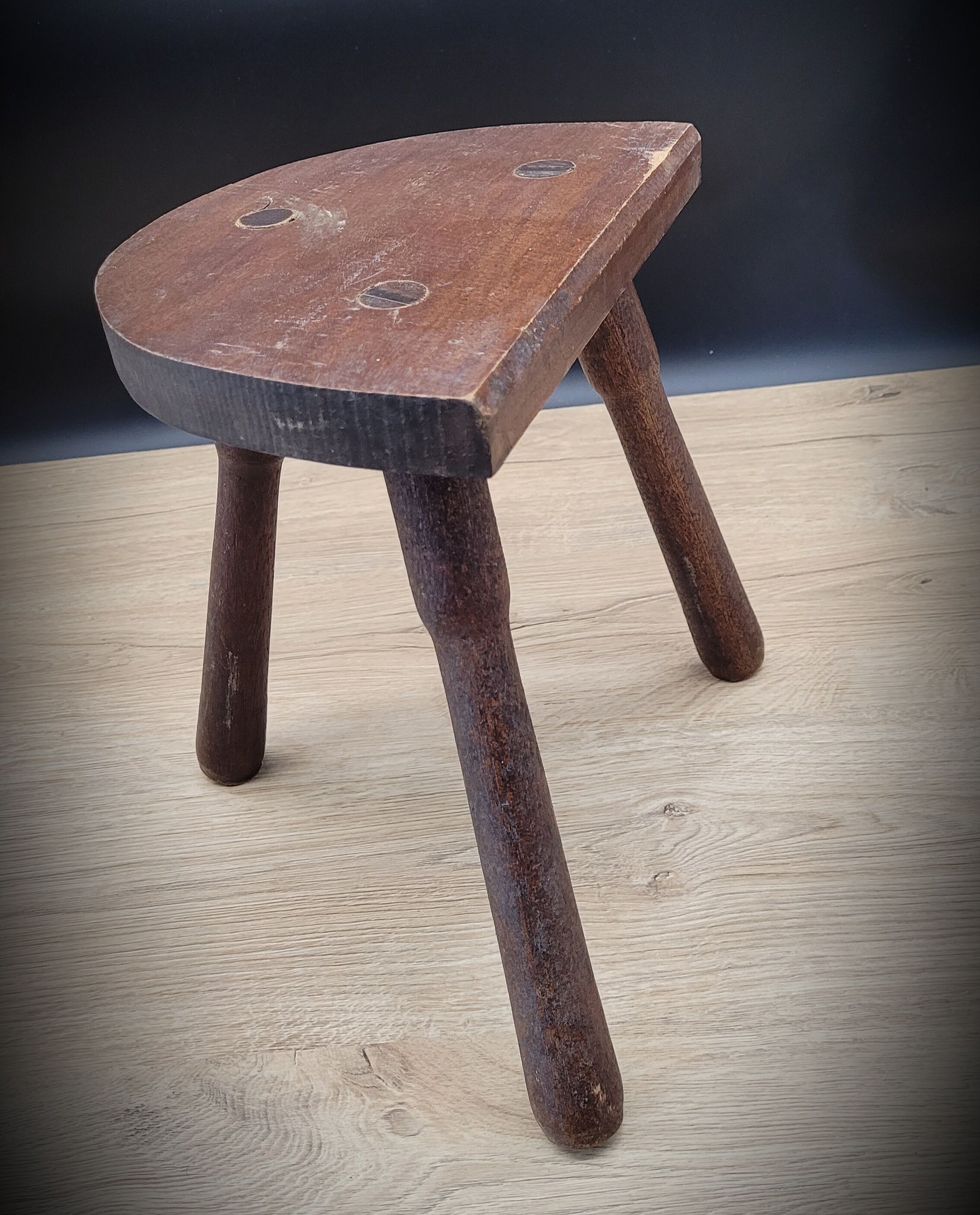 Half-round cowherd tripod stool