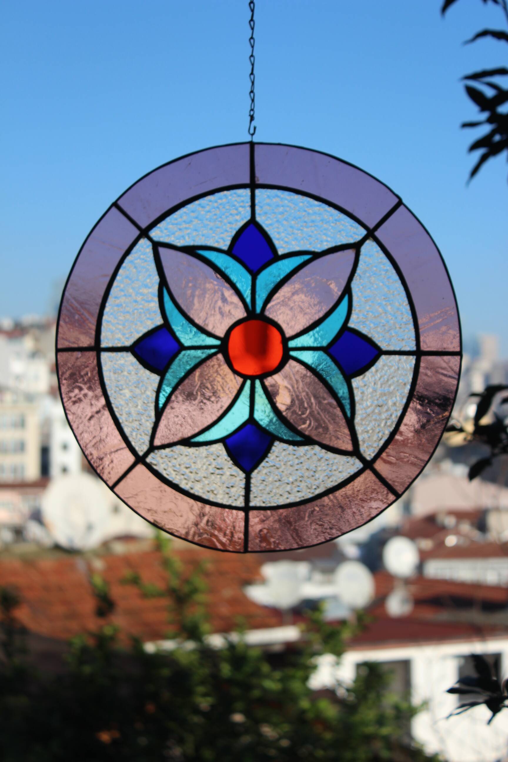 Vitrail circulaire décoratif à motif floral – Verre coloré fait main, Ø 40