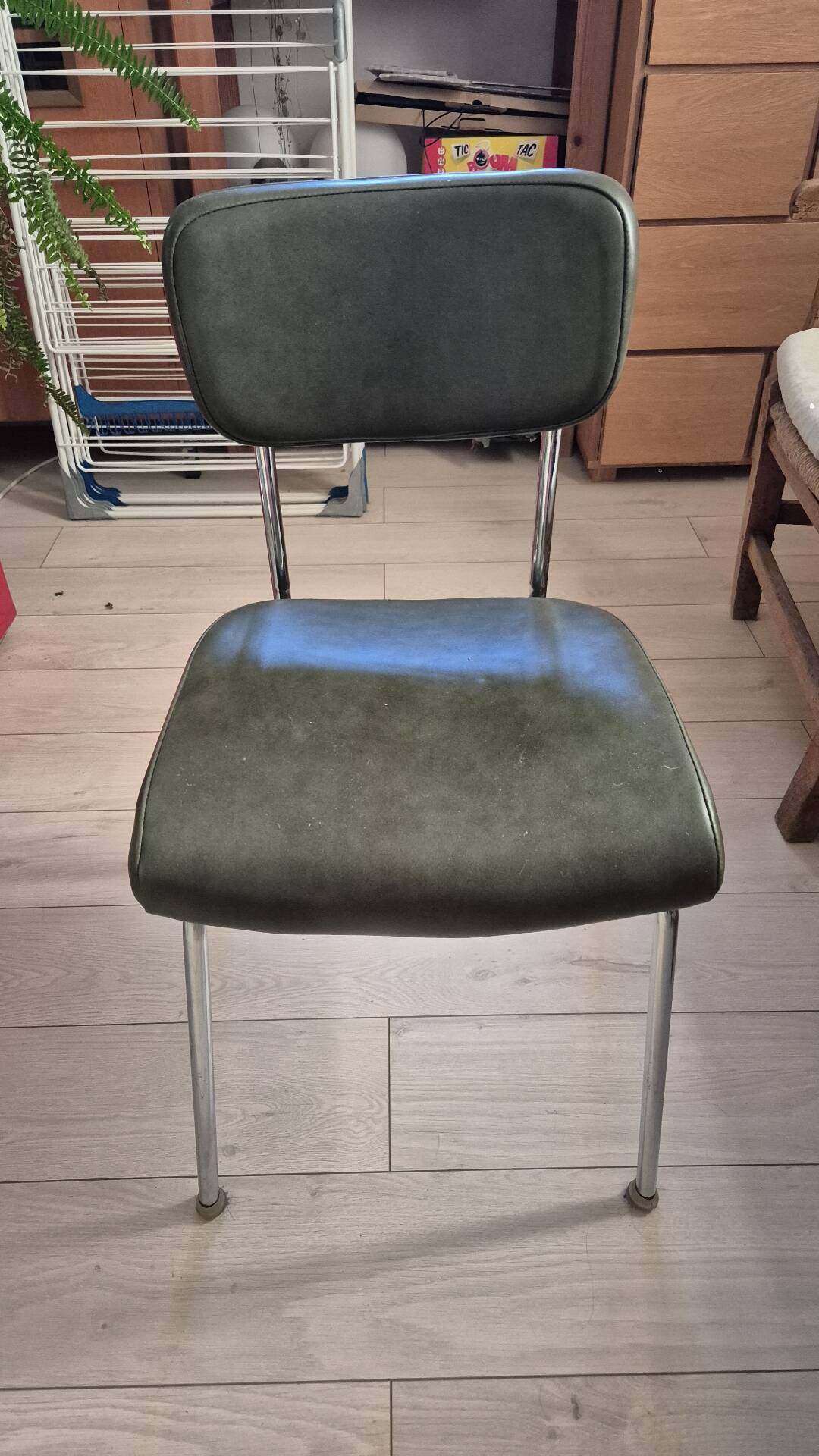 Chaise retro en skaï vert bouteille