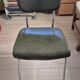 Chaise retro en skaï vert bouteille