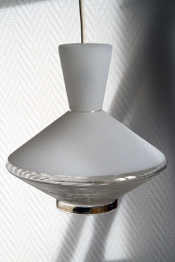 Lampe suspension Diabolo soucoupe en verre givré.