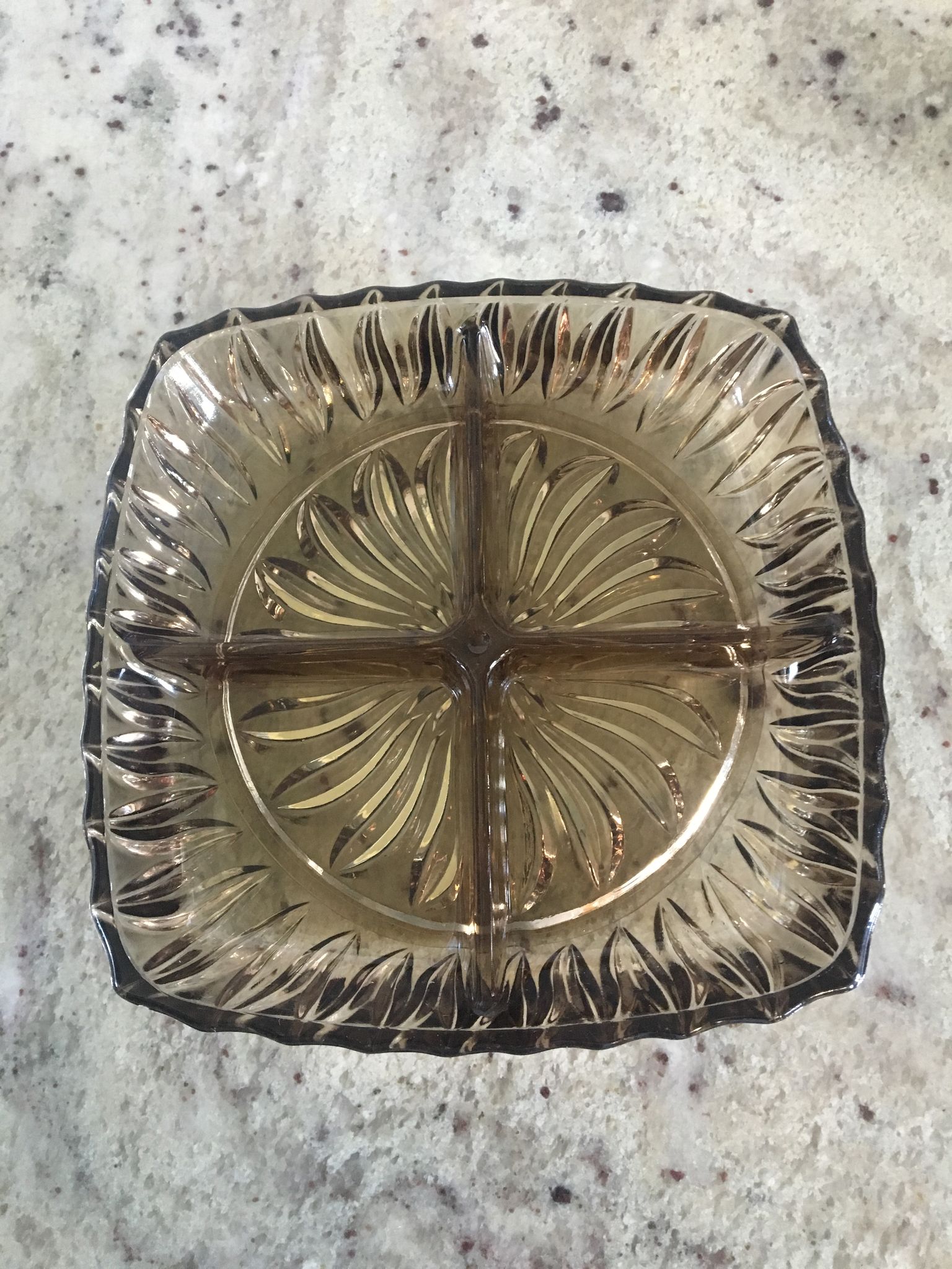 Plat en verre fumé compartimenté