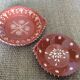 2 assiettes en terre cuite
