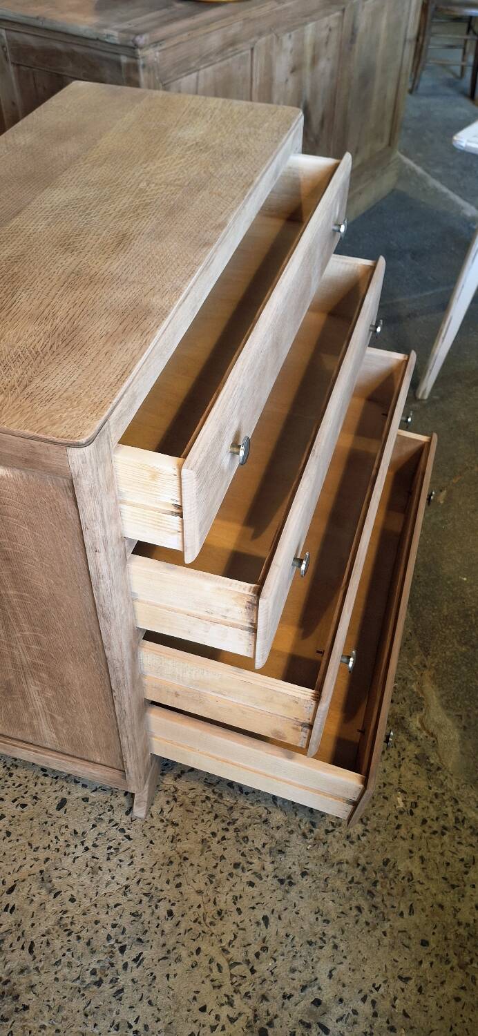 Oak chest of drawers