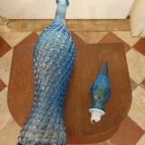 Carafe en verre d'emploi bleue