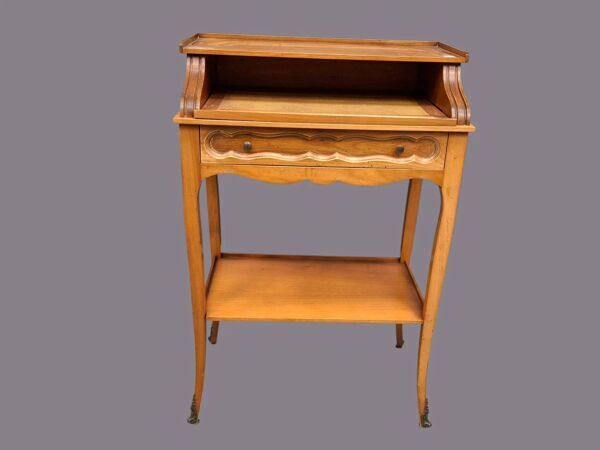 Petite table de salon style Louis XV – bois verni & sabot régulé