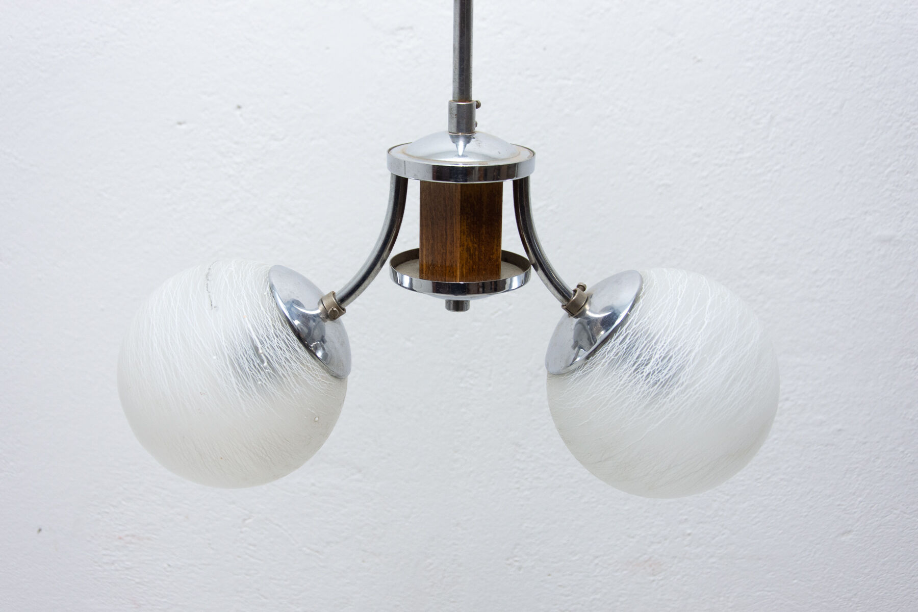 Suspension art déco chromé et bois, vers les années 1930