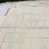 Unbleached Moroccan Berber carpet and ecru lines embroidered in the in hand-woven wool weft, 300x200 cm