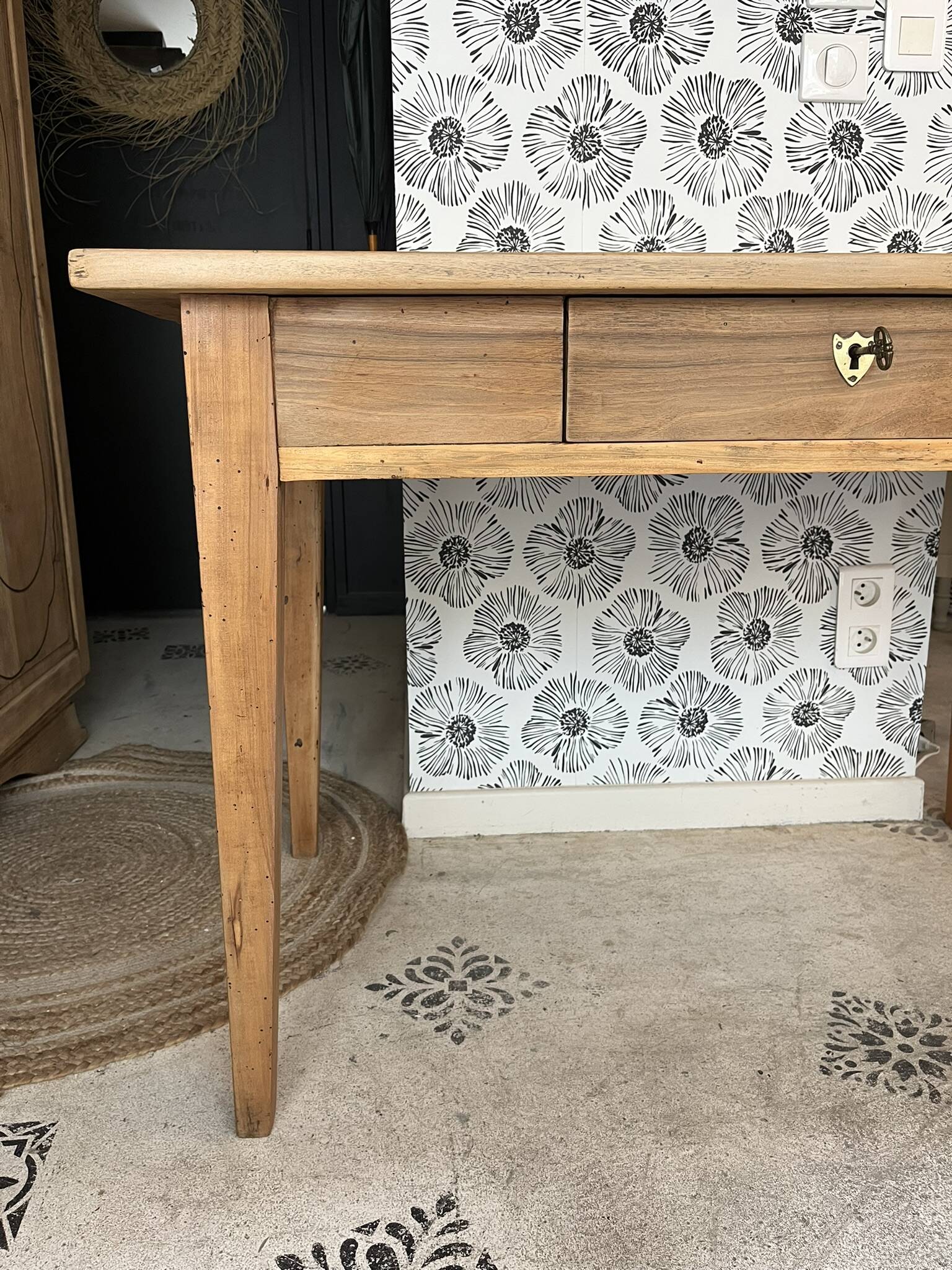 Nino desk, solid wood, drawer.