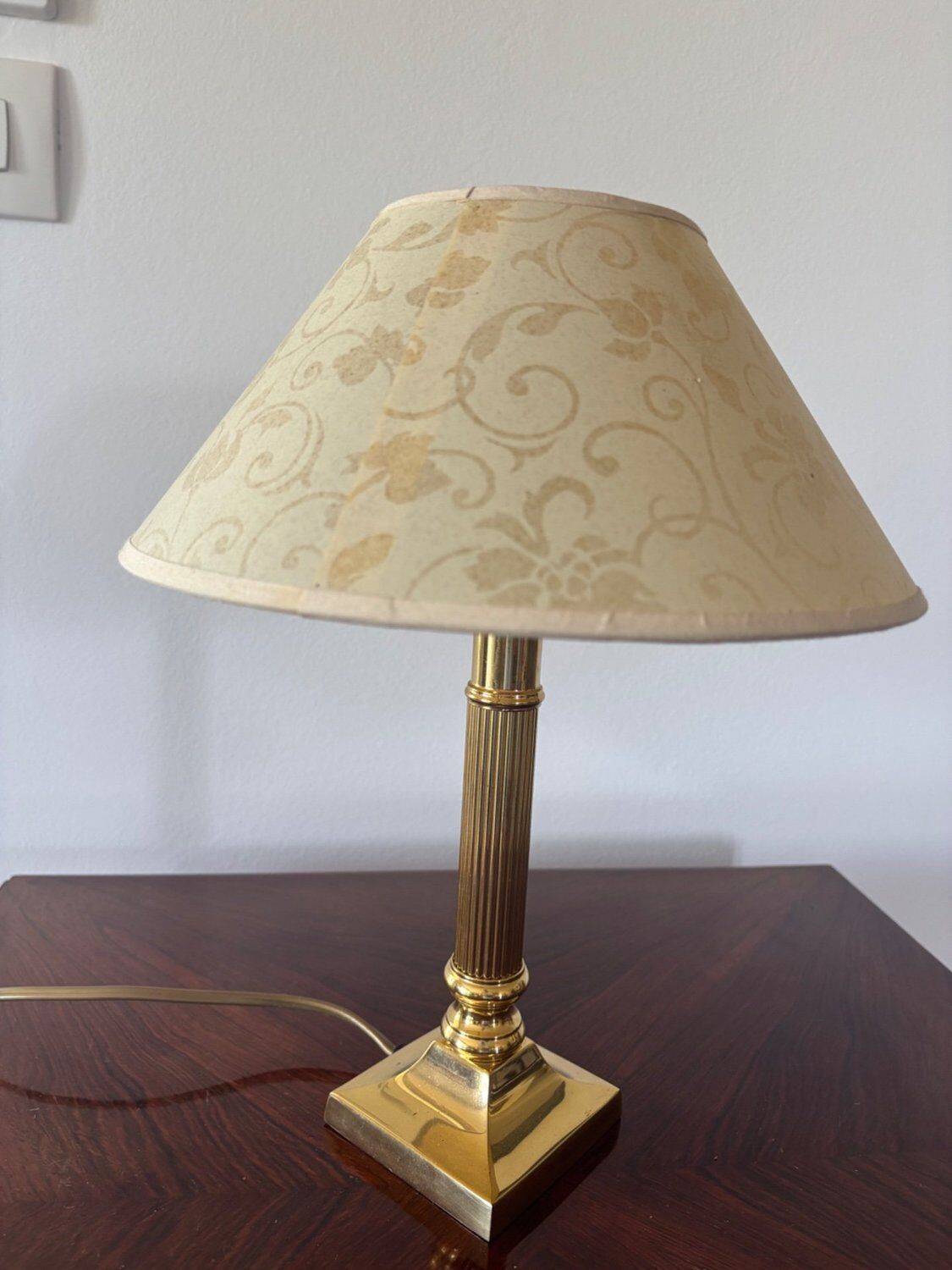 Empire bedside lamp in gilded fluted brass – Neoclassical style 1970