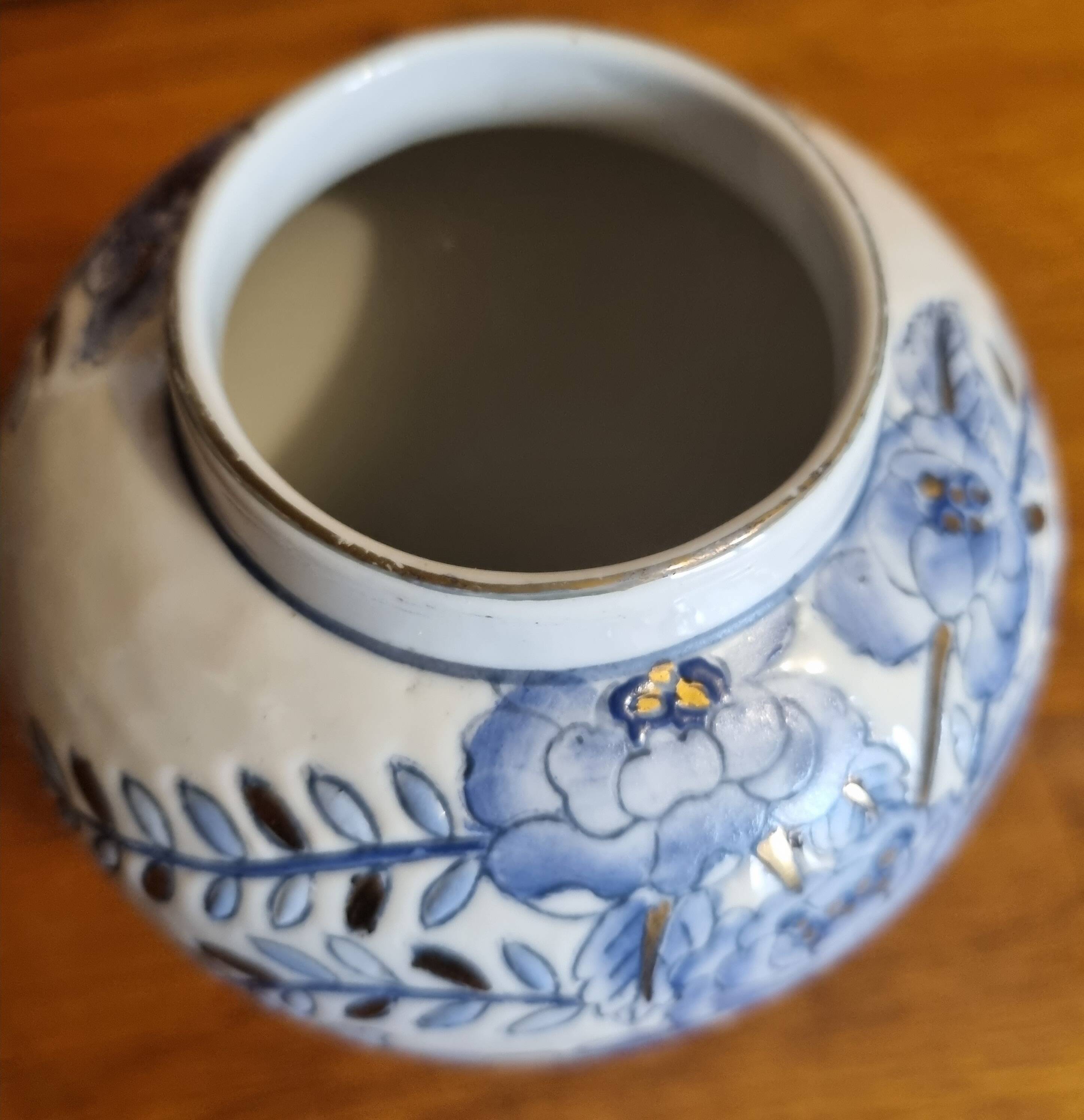 Small Chinese vase Blue and gold floral pattern