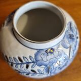 Small Chinese vase Blue and gold floral pattern